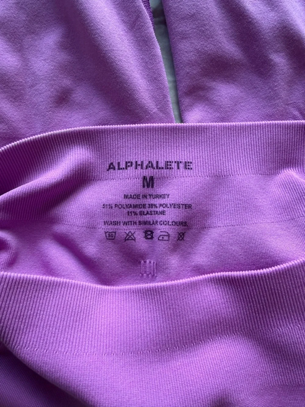 Alphalete Mid Rise Pump Leggings in Orchid - Picture 3 of 3
